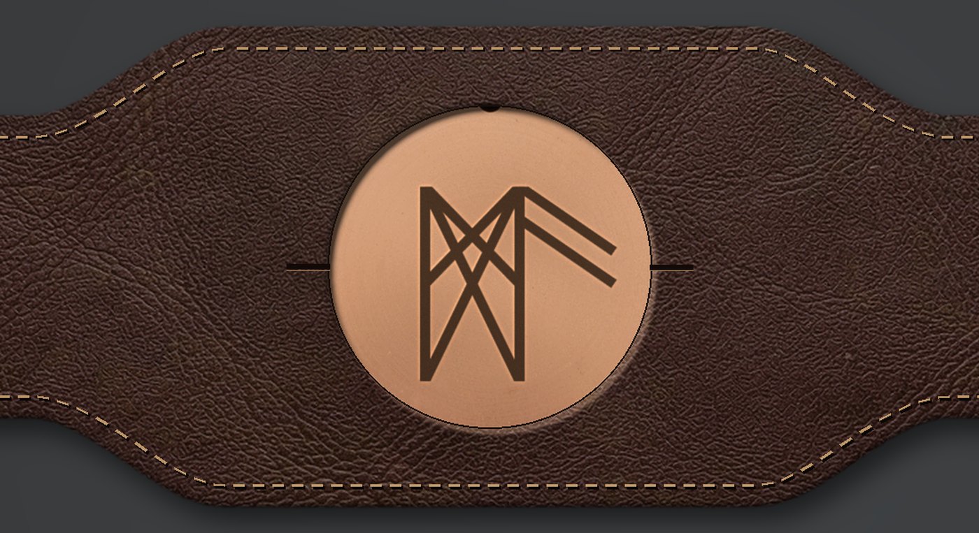 Bracelet de cuir, vue du dessus, médaillon retenu par la lèvre du cuir